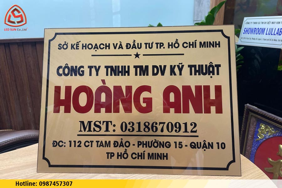 bảng tên công ty mica