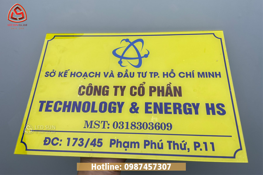 Bảng hiệu mica dán decal