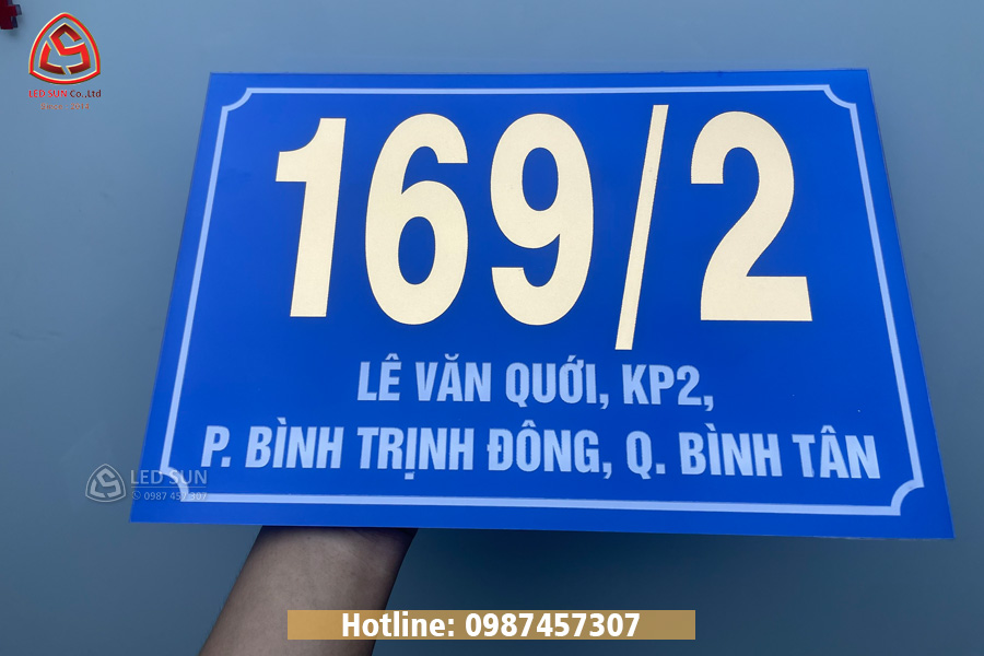 làm bảng hiệu mica giá rẻ