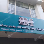 bảng hiệu alu chữ mica