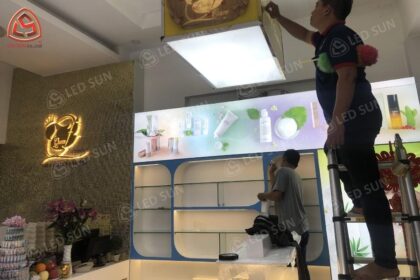 Hộp đèn quầy trưng bày hiện đại, ánh sáng nổi bật