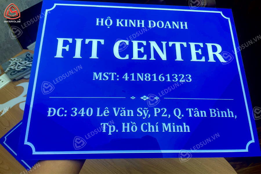 bảng tên công ty mica dán decal