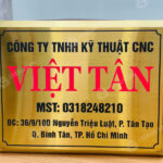 bảng tên công ty inox vàng xước inox UV