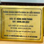 bảng tên công ty inox vàng xước ăn mòn