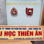 bảng tên công ty mica dán decal