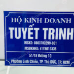 bảng tên công ty mica dán decal