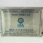 bảng tên công ty trắng xước in uv