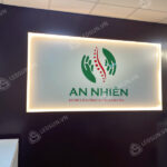 vách logo trong nhà