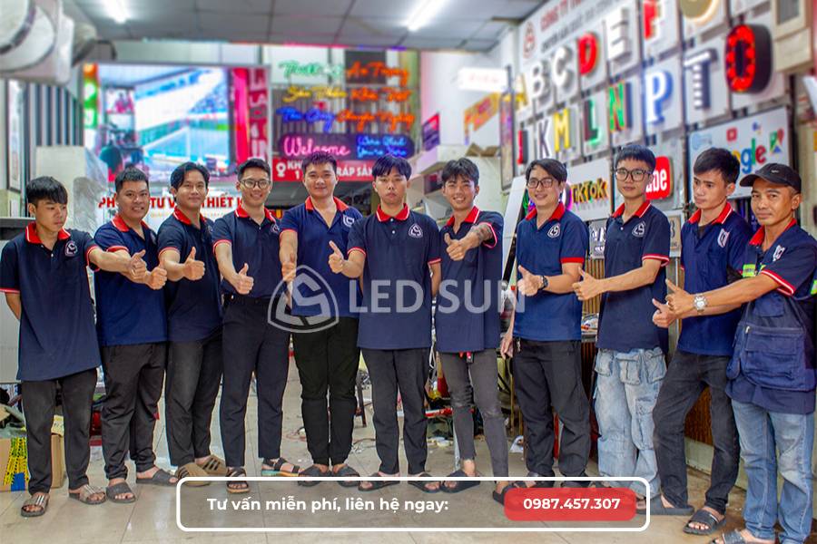 Kỹ thuật viên Led Sun khảo sát, thi công dịch vụ sửa chữa bảng hiệu.