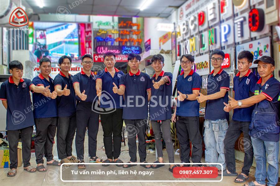 Đội ngũ lắp biển số nhà của Led Sun