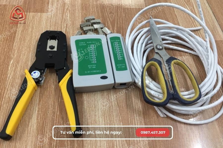 Chuẩn bị dụng cụ để bấm đầu dây mạng 8 sợi