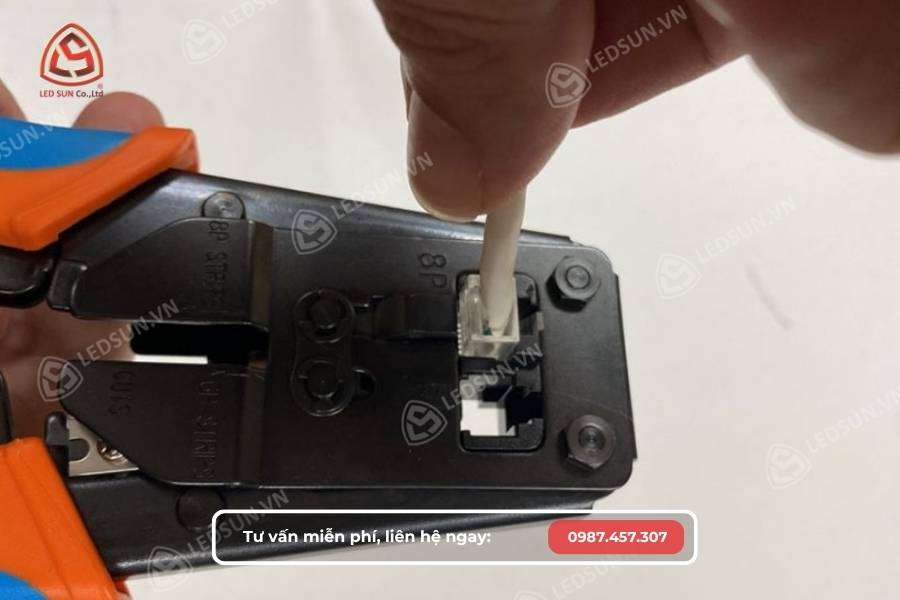 Bấm cố định bằng kìm bấm mạng