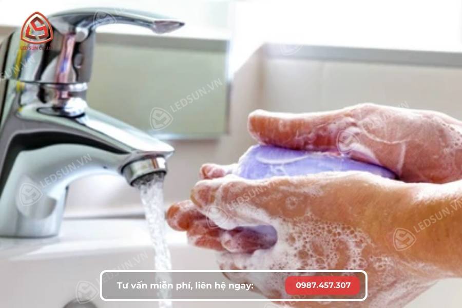 Sử dụng Xà phòng và nước ấm để tẩy keo 502 dính trên tay​