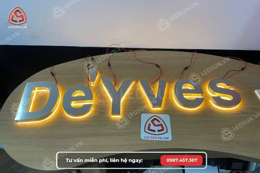 Chữ inox trước xước chân mica cháo sáng đèn