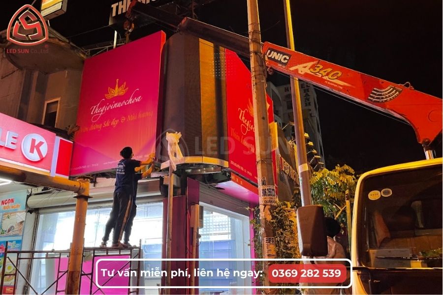 Màn hình LED P5 ngoài trời lắp đặt quảng cáo cho Thế Giới Nước Hoa tại góc phố ban đêm