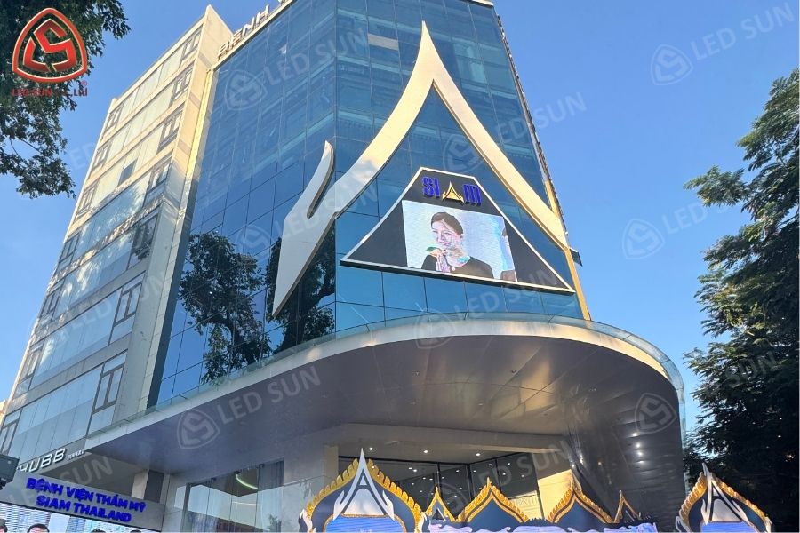 Thi công màn hình LED bệnh viện thẩm mỹ SiAm