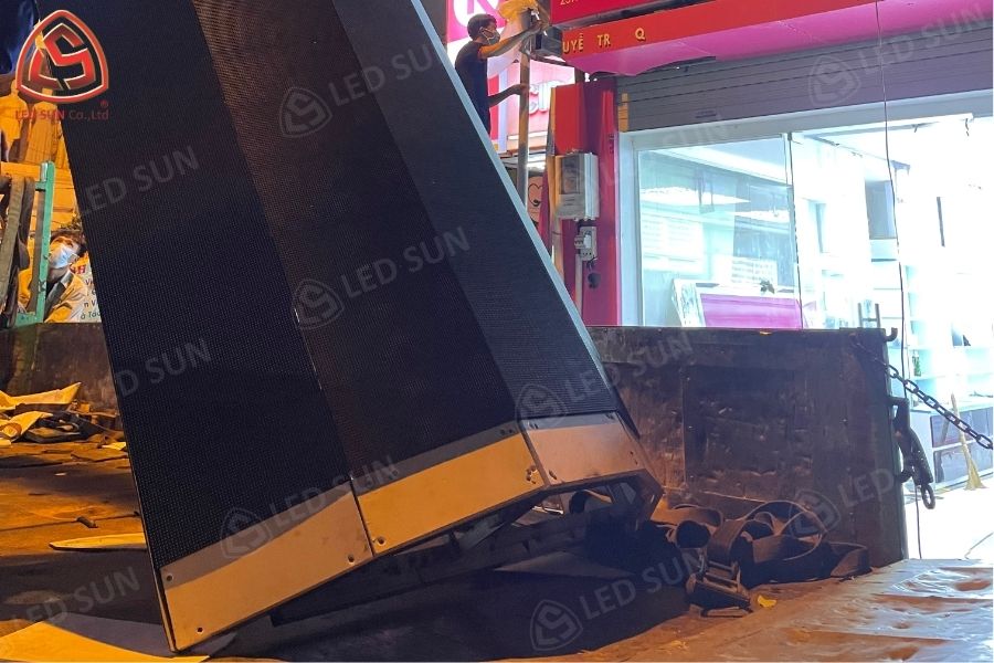 Nâng màn hình LED P5 ngoài trời lên vị trí lắp đặt mặt tiền
