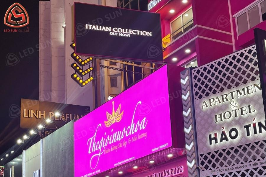 Màn hình LED P6 ngoài trời trình chiếu tại mặt tiền cửa hàng Thế Giới Nước Hoa