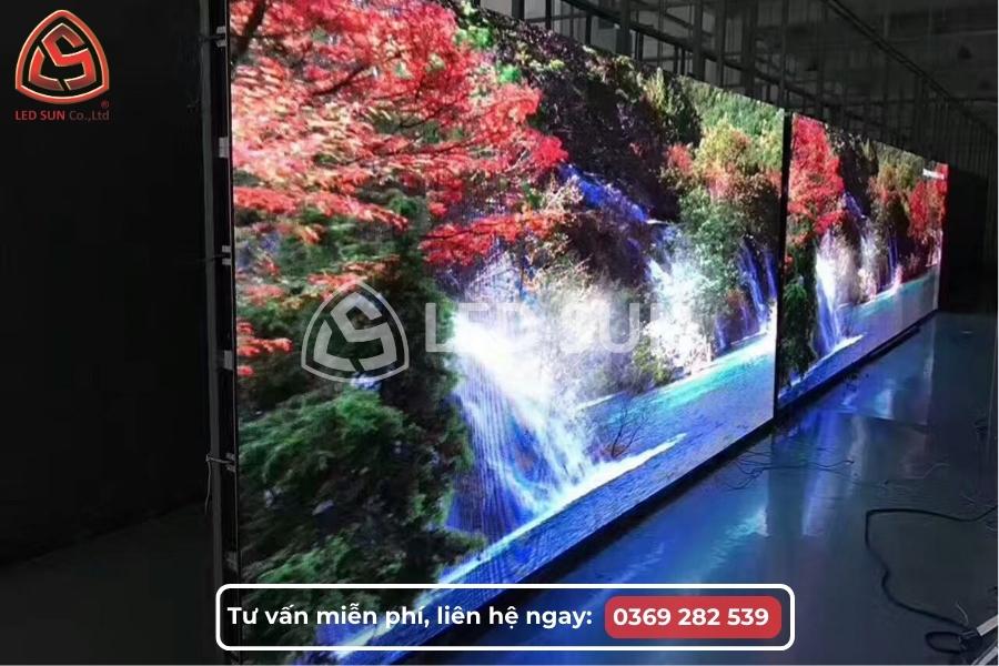 Ứng dụng thực tế của màn hình LED P1.86 trong nhà với nội dung trình chiếu độ phân giải cao.