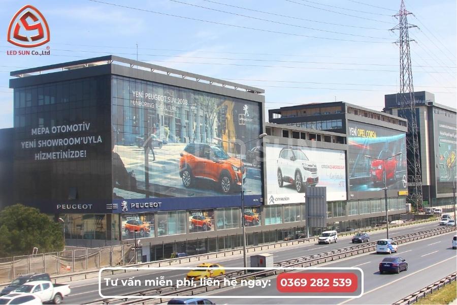 Màn hình LED P10 ngoài trời hiển thị thông tin quy mô lớn, lắp đặt trên mặt tiền tòa nhà ven trục giao thông