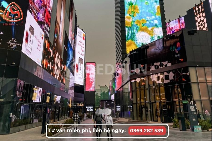 Màn hình LED P6 ngoài trời lắp quảng cáo trên cao tại khu đô thị, nhìn xa rõ