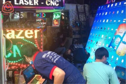 Hình ảnh thực tế đội ngũ Led Sun thi công lắp đặt Màn Hình LED Cố Định cho khách hàng