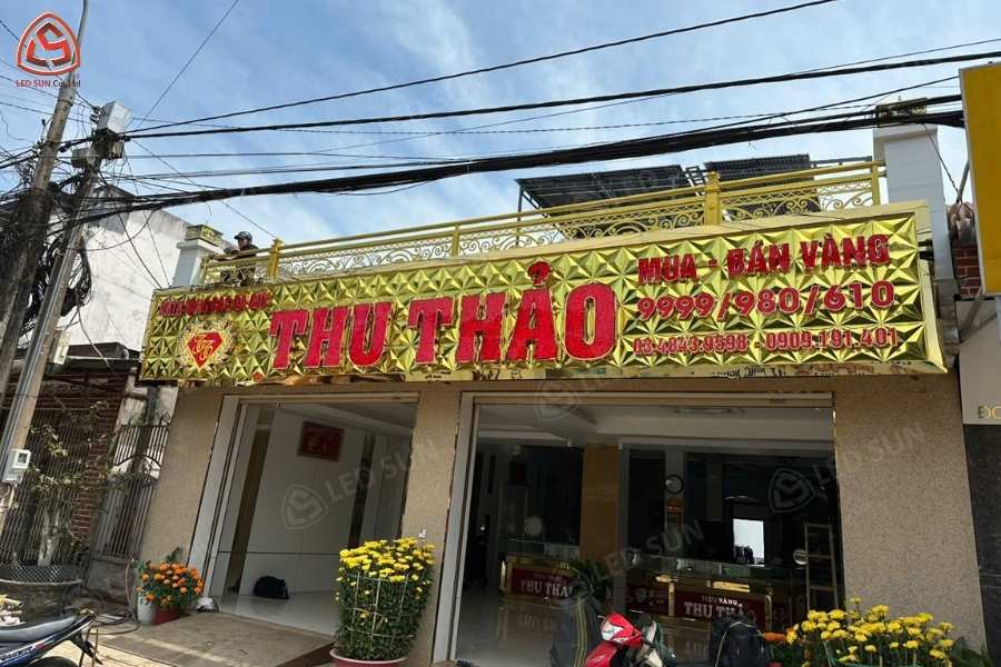 Cận cảnh bảng hiệu tiệm vàng Thu Thảo.