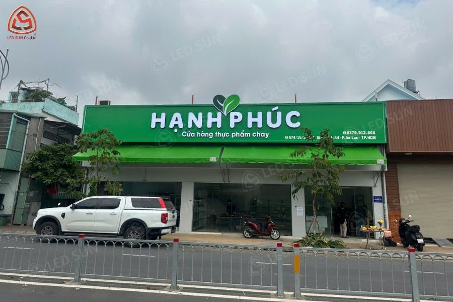 Bảng hiệu cửa hàng thực phẩm chay Hạnh Phúc hoàn thiện.
