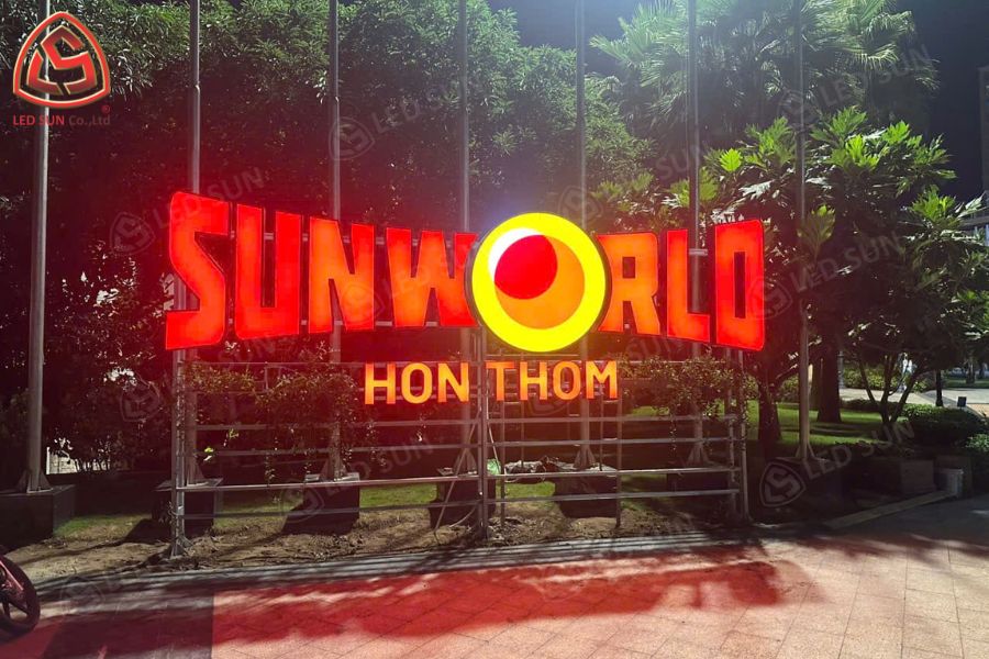 Bộ chữ Sunworld Hòn Thơm lên đèn với hệ thống LED chân chữ.