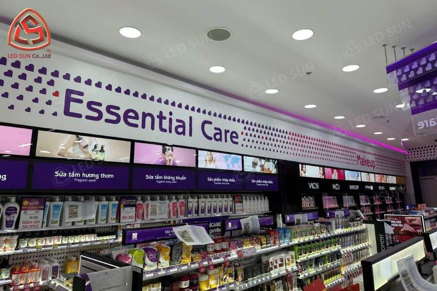 Trang trí dãy trái tim PP dán tường gian hàng.