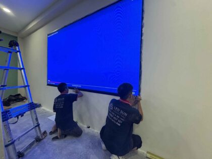 Kỹ sư kiểm tra chất lượng khắt khe sau khi thi công màn hình LED