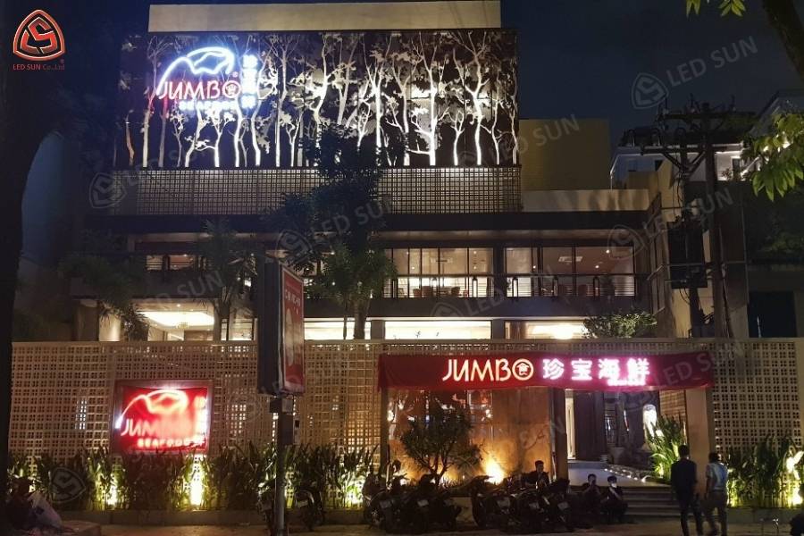 Mặt tiền chữ nổi inox và logo nhà hàng Jumbo hoàn thiện.