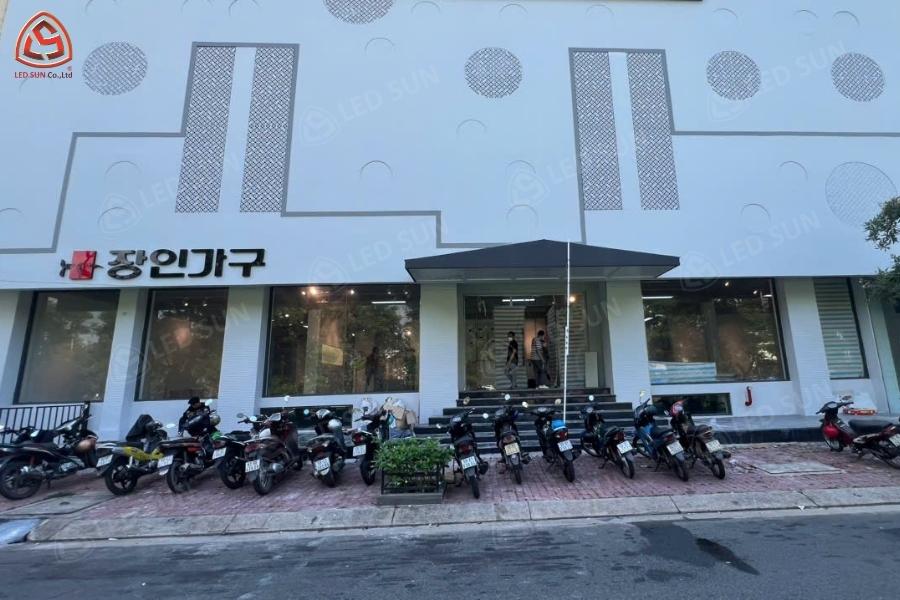 Mặt tiền Jangin hoàn thiện với chữ nổi.