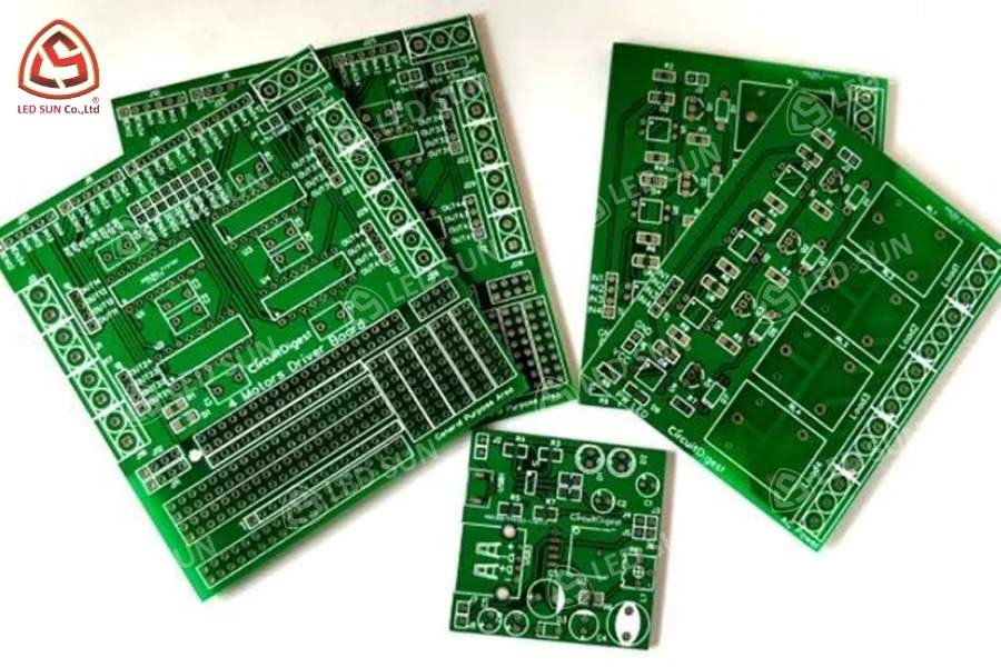 PCB màn hình LED bên trong module LED với bóng LED và linh kiện điều khiển.