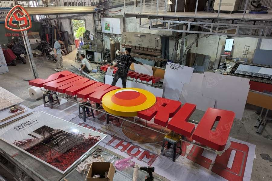 Sản xuất bộ chữ Sunworld tại xưởng Led Sun.