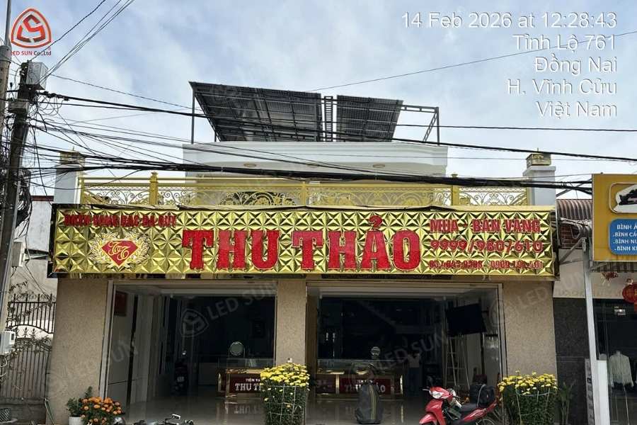 Thợ thi công check-in bảng hiệu tiệm vàng.