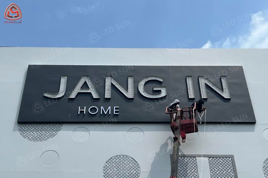 Thợ lắp chữ nổi Jangin bằng cần cẩu ban ngày.