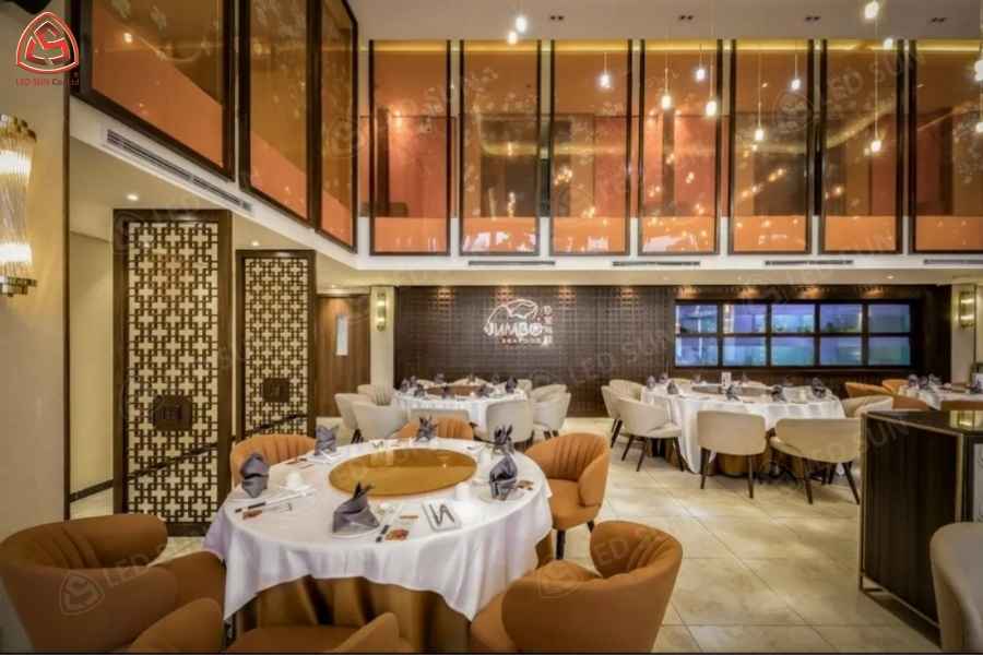 Vách tường gắn logo trang trí nội thất nhà hàng Jumbo.